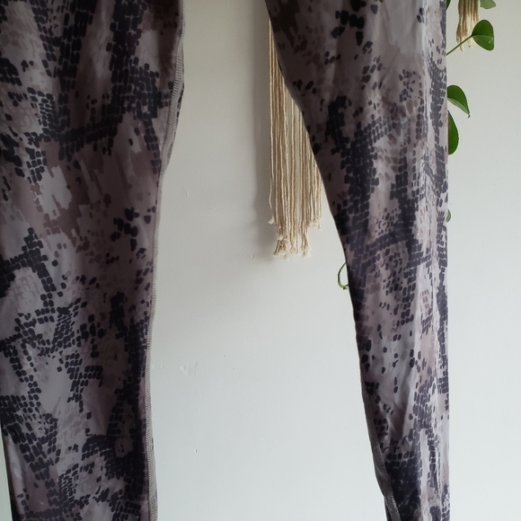 VIMMIA High Rise Long Printed Athletic Leggings Small - Picture 5 of 7